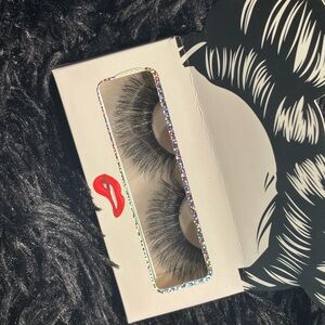 Dramatic Strip Lashes